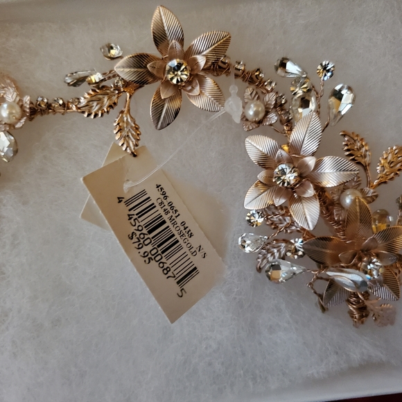 Size 4 Wedding dress, trumpet slip, head piece, veil, ribbon sequence belt. - Picture 3 of 13